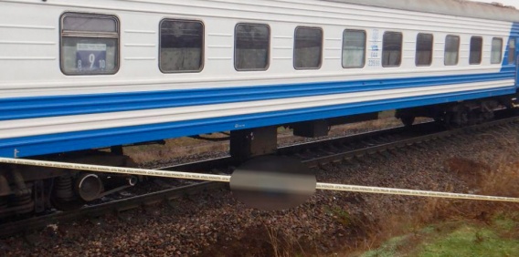 Под Николаевом 17-летняя девушка бросилась под поезд