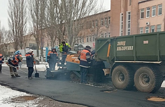 Классика жанра: в Николаеве дорожные рабочие укладывают асфальт в снежную жижу