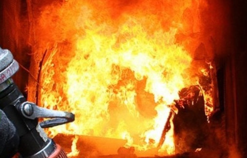 На Николаевщине ночью возле Южного Буга загорелось неэксплуатируемое здание