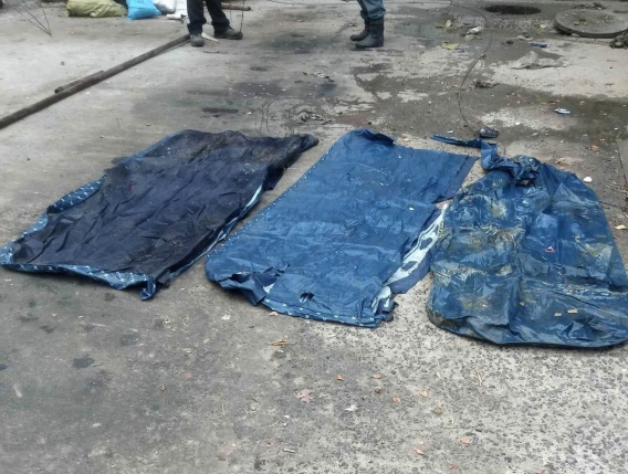 Из канализационной трубы в Николаеве выплыл надувной матрас