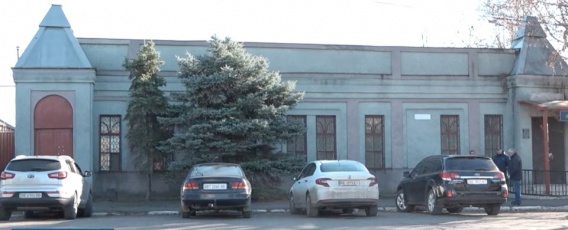 Из музея в Березнеговатом исчез пулемет, а у дверей появились траурные венки