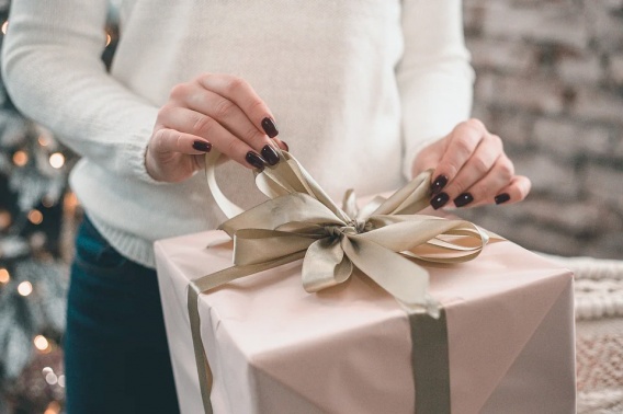 Путешествие и деньги. Украинцы назвали самые желаемые новогодние подарки