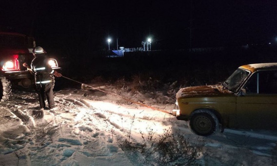 На Николаевщине в сугроб залетел автомобиль с детьми