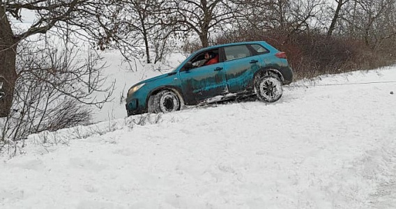 На трассе под Вознесенском из кювета вытащили «Витару»