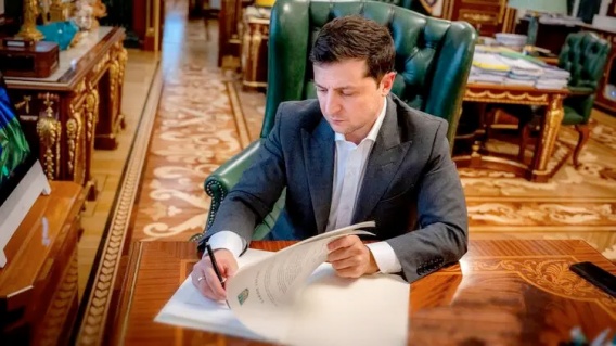 Зеленский подписал закон об увеличении налогов