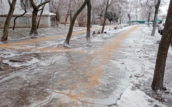 Обледеневший Николаев посыпают песком
