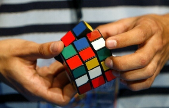 Чемпион Южноукраинска Пидгурский собрал кубик Рубика за 18,42 секунды