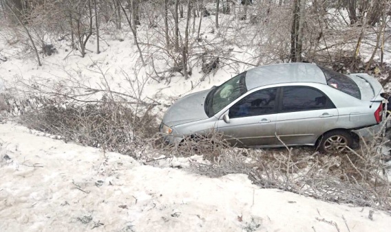 Николаевские спасатели достают и вытягивают машины, пострадавшие из-за непогоды