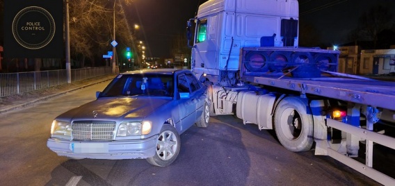 Вчера в Николаеве не разминулись ДАФ и «Мерседес»