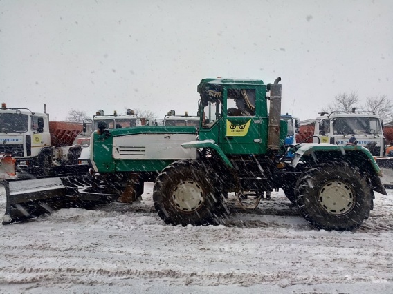 На николаевские дороги высыпали ночью сто тонн реагента