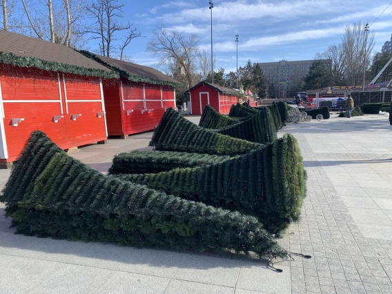 С Соборной площади убрали елку