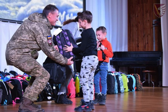 Детям николаевских десантников пришли посылки из США