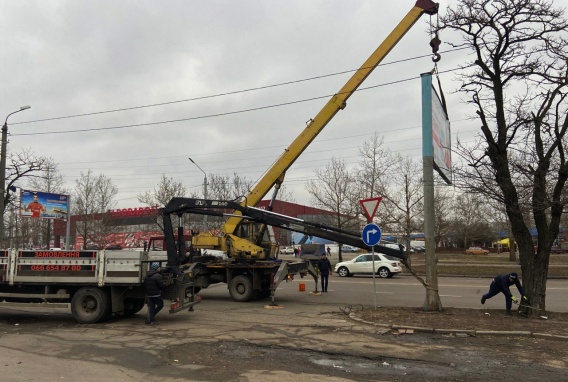 В районе Николаевского автовокзала начали сносить билборды