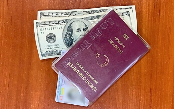 В Николаевском международном аэропорту турок хотел подсунуть взятку пограничнику