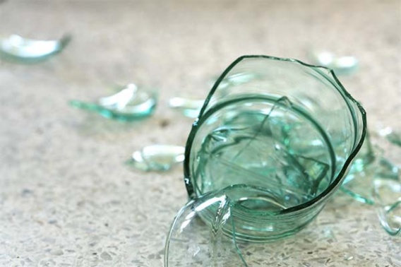 Мужчина истек кровью, порезавшись осколком от банки огурцов