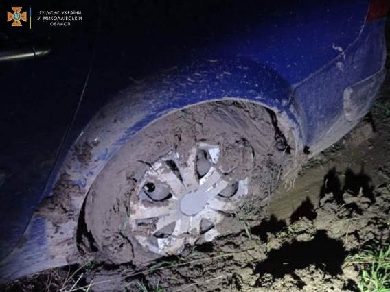 По Николаевом поздним вечером трясина затянула легковой автомобиль