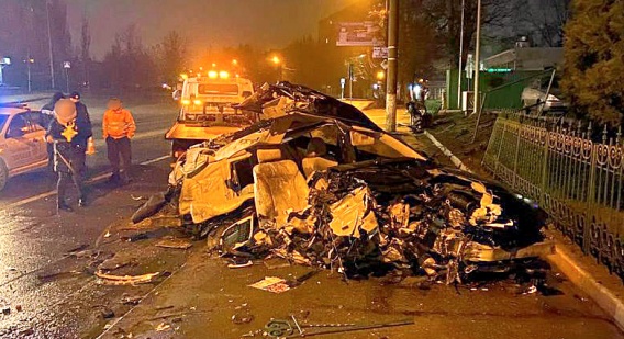 Lexus разбился всмятку на Богоявленском проспекте в Николаеве