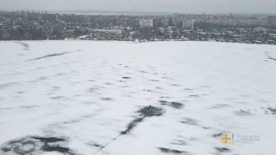 Подростков, бродивших по тонкому льду на середине реки, николаевские спасатели засекли с дрона