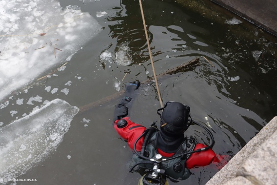 Перед Крещением николаевские водолазы провели обряд очищения Южного Буга