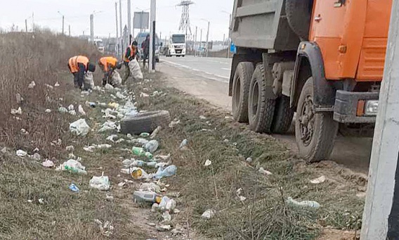 Служба автодорог показала, в какое безобразие превратили обочины трассы Н-14 Николаев-Кропивницкий