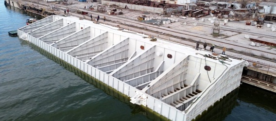 Завод «Океан» доставил батопорт сухого дока на место установки