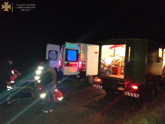 На Рождество «скорую помощь» засосала трясина на дороге в Николаевской области