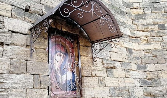 В нише на Ингульском спуске появилась икона Богоматери