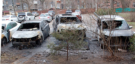 На стоянке в центре Николаева из-за поджога сгорели четыре автомобиля