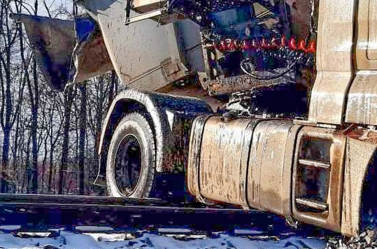 Пассажирский поезд протаранил фуру на перегоне в Николаевской области