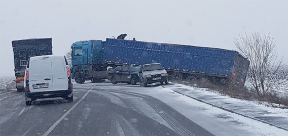 На трассе возле Снигиревки занесло фуру на скользкой дороге – полдороги перекрыто (видео)