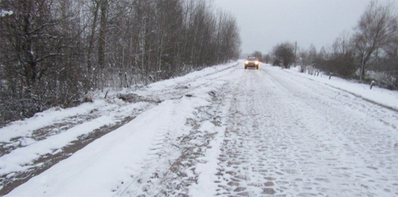 Из кювета в Баштанском районе вытянули застрявший автомобиль с детьми