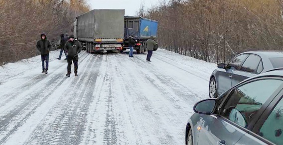 Авария двух фур перекрыла трассу Н-11 (видео)