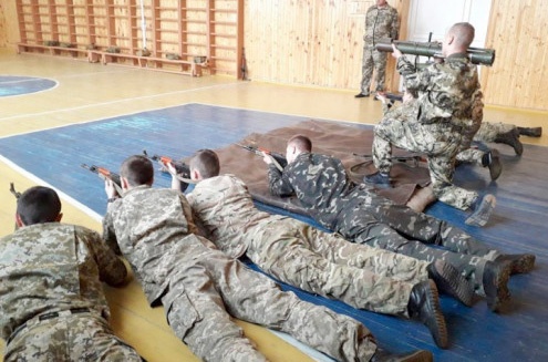 В школах вводят обязательный предмет "Защита Украины". Его будут вести офицеры запаса
