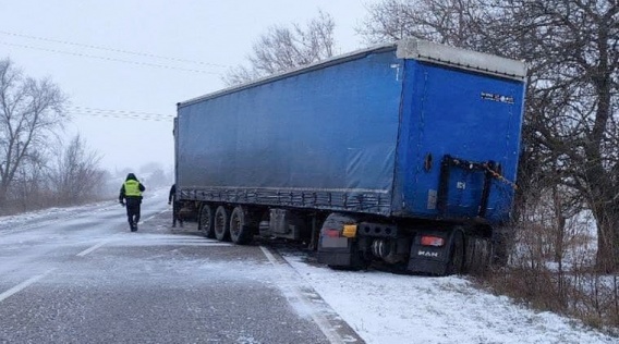 Водителю фуры, съехавшей в кювет на трассе М-14, помогли патрульные и коллега-дальнобойщик