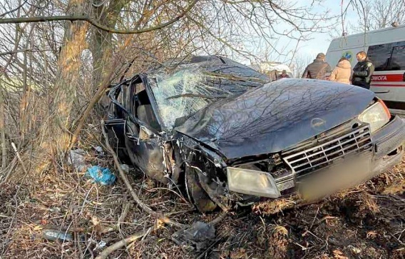 Улетел в кювет и врезался в дерево: под Первомайском разбился Opel