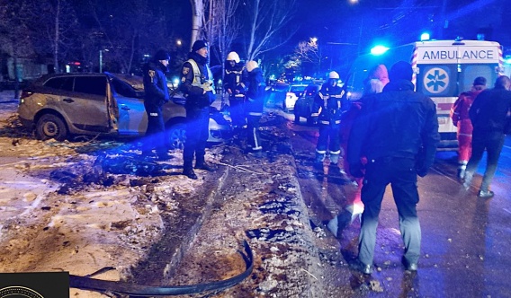 В центре ночного Николаева автомобиль снимали с дерева