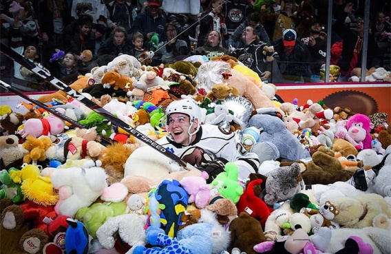 На хоккейном матче в США на лед бросили более 52 тысяч мягких игрушек