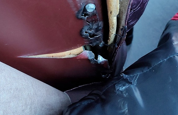 Жительница Николаева порвала пальто в маршрутке, напоровшись на железное крепление