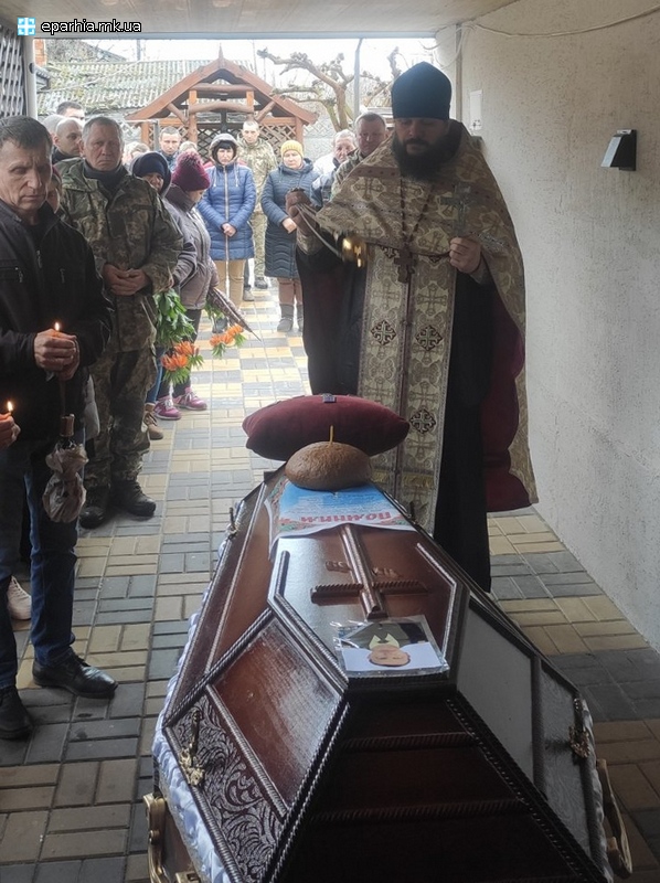 20.04.2022 Священник звершив відспівування військового