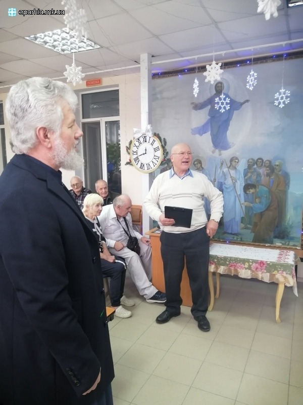 05.01.2023  Священник поздоровив людей похилого віку зі святом Різдва Христового