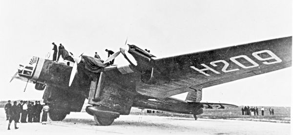 85 лет назад за полетом бывшего инструктора Николаевской школы летчиков следил весь мир