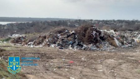 Прокуратура требует убрать стихийную свалку под Константиновкой