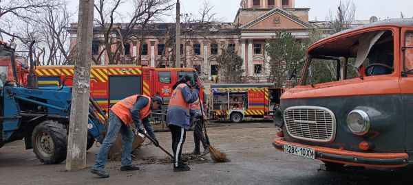 Николаевские коммунальщики убирают территорию после ракетного удара
