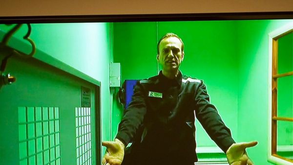 Российского оппозиционера Навального избили в камере и подселили вонючку