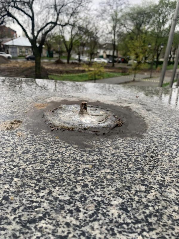 10000 гривен вознаграждения за информацию о вандалах, сбросивших гранитный шар в Манганариевском сквере в Николаеве