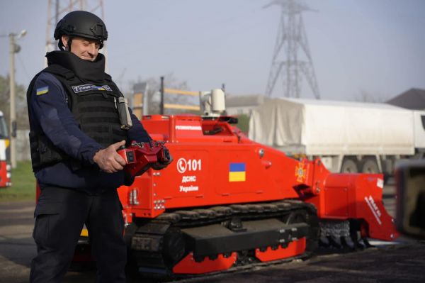 Фонд Баффета передал две машины разминирования для работы саперов на Николаевщине (фото)