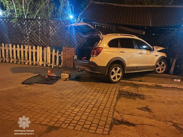 В Николаеве пьяный водитель на Chevrolet протаранил забор на улице Космонавтов