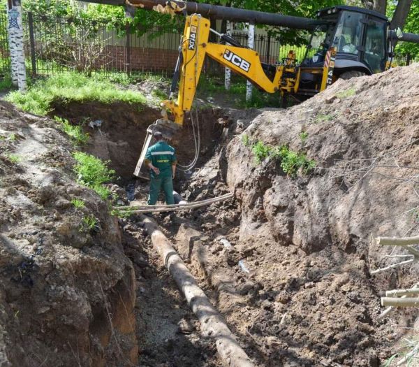 В Николаеве тянут полкилометра новых труб – без воды до 4 мая будут три улицы