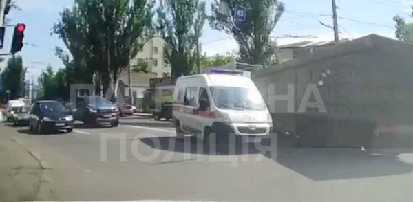 В центре Николаева водитель фуры умудрился не пропустить «скорую» на глазах у патрульных