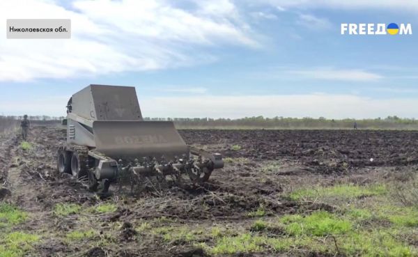 В Николаевской области машина-робот Bozena разминирует по 25 соток территории в день
